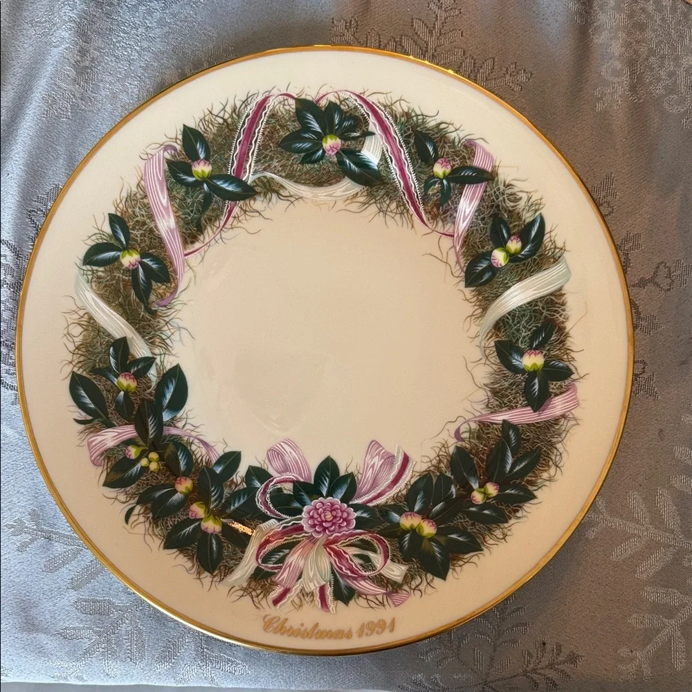 Lenox Holiday Wreath Plate with Gold and Pink Accents